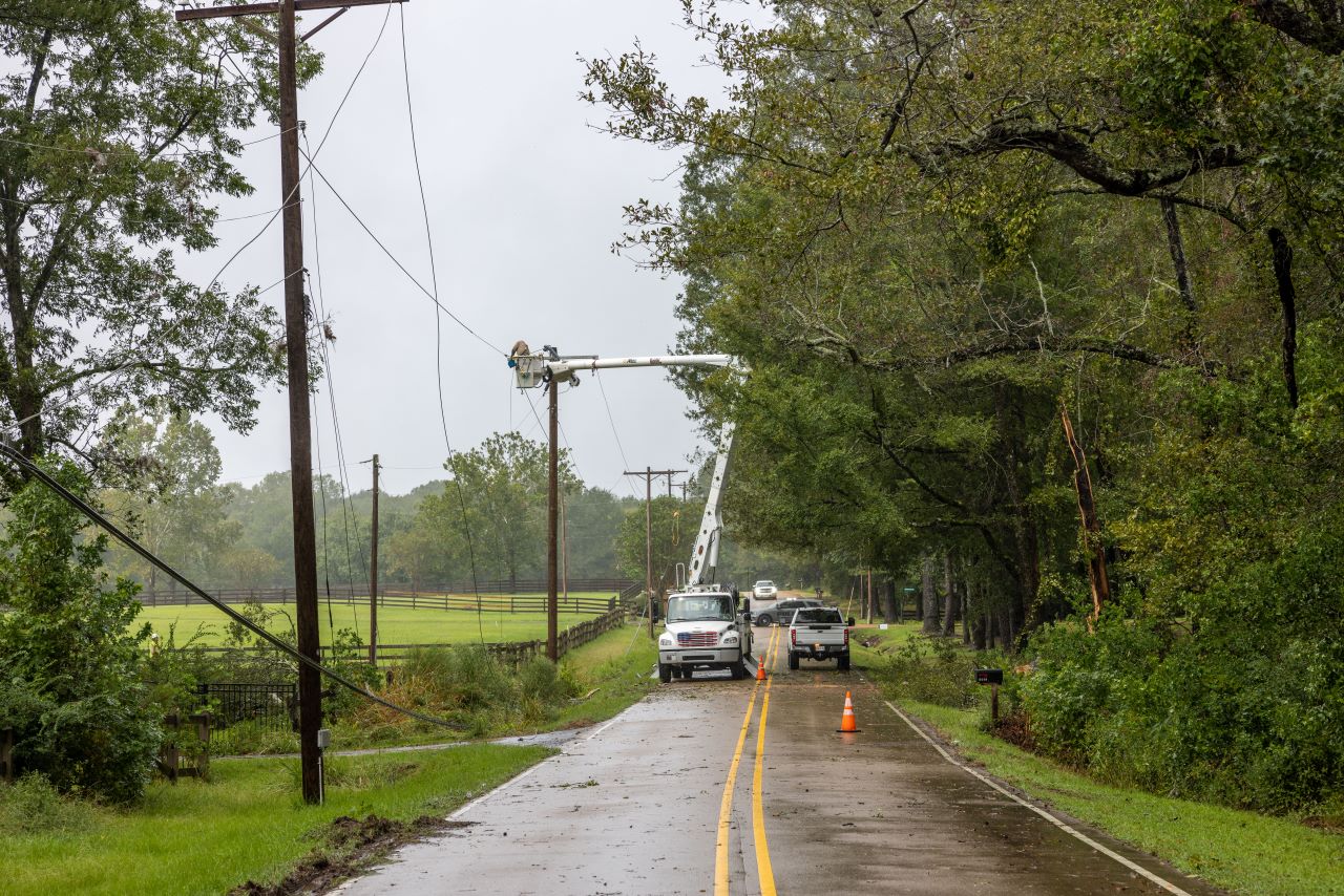 Crews restoring power on Kickapoo Rd. in Clinton, Mississippi